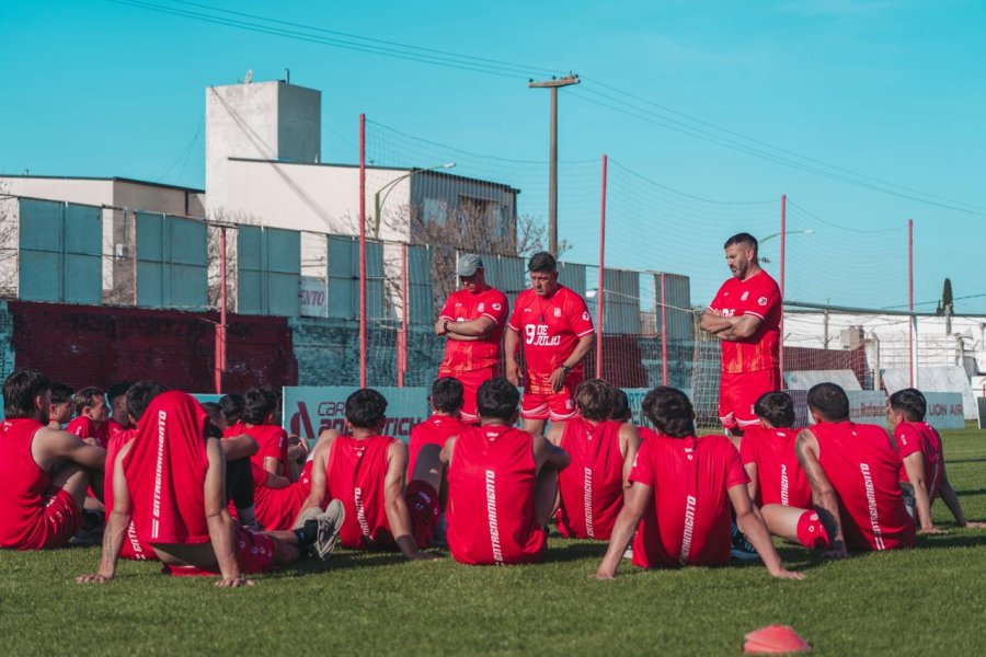 MUCHA CONCENTRACION. Varela trabajó en la recuperación de su plantel tras la derrota por Copa Santa Fe.