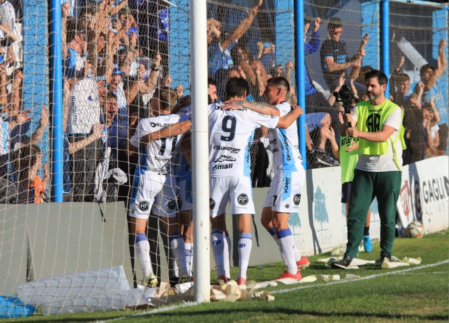 ¿EL ÚLTIMO?.  La Crema se ilusiona con regresar rápidamente a la Primera Nacional y el domingo podría ser su último juego como local en la categoría.