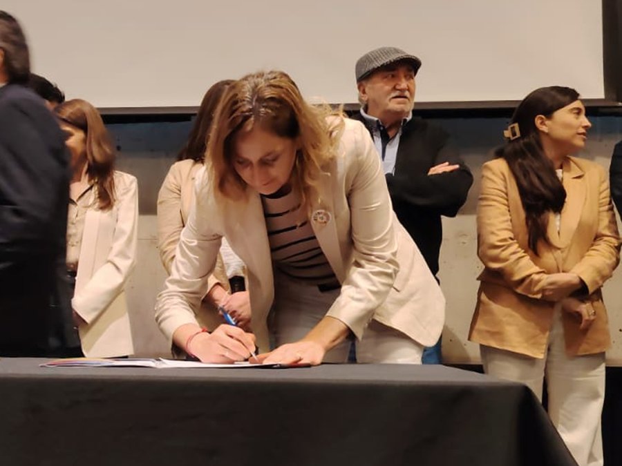 Evangelina Vigna suscribe el compromiso.