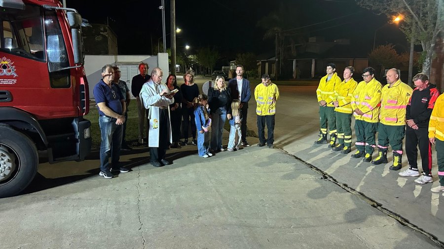 El padre Neri Zbrun bendice el edificio.