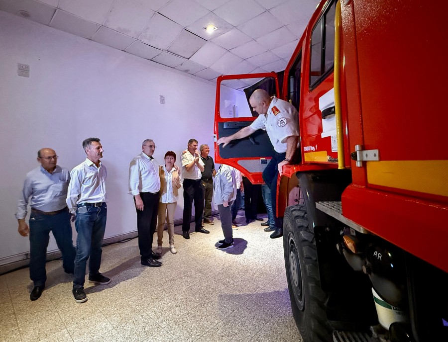 La nuev unidad y algunos de los asistentes.