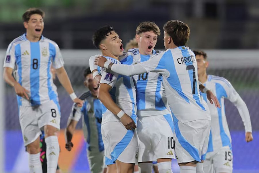 Los pibes argentinos festejan contra Australia.