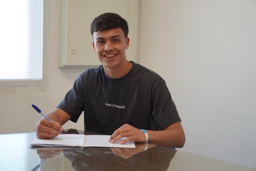 Valentin Mondino firmó su primer contrato profesional con Atlético de Rafaela