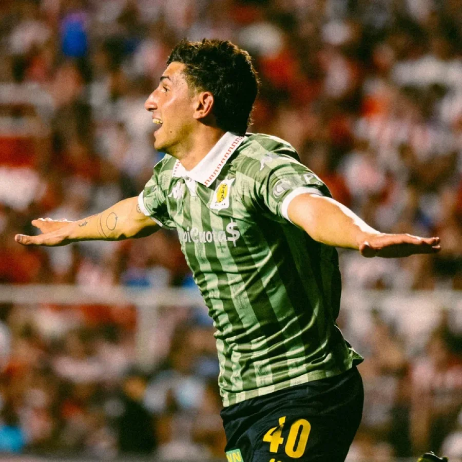 El delantero Justo Giani festeja su gol, que abrió el partido.