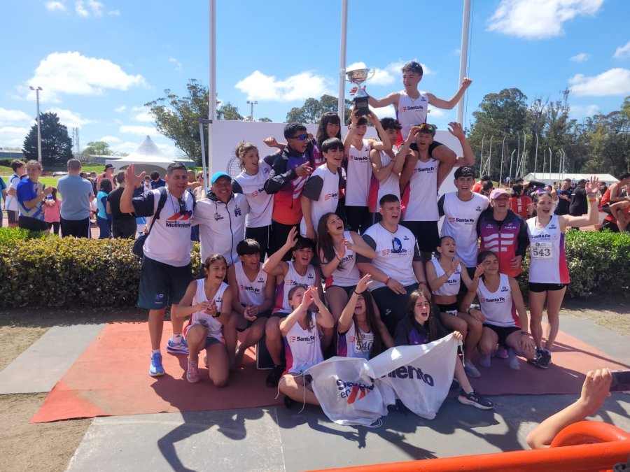 FELICES. Los atletas del equipo de Santa Fe se llevaron el trofeo.
