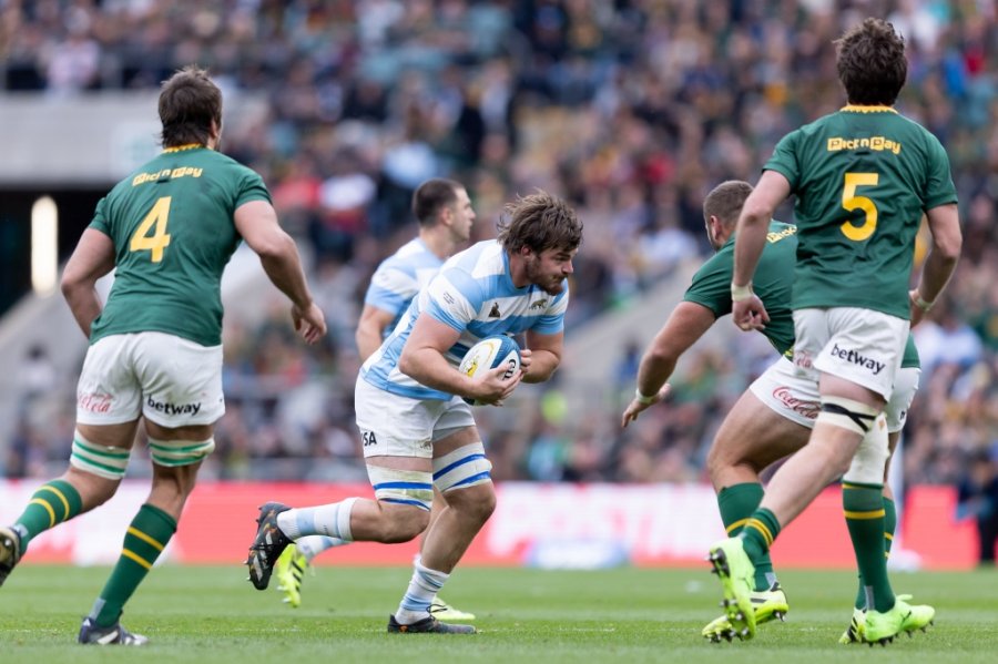 GANANDO METROS. Pedro Rubiolo durante el exigente partido.