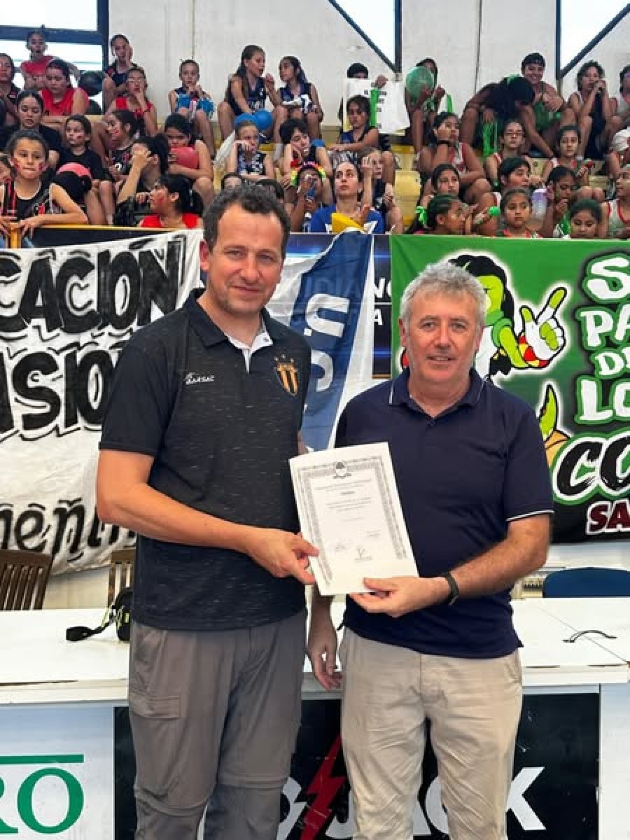 El reconocimiento fue entregado en el marco de la disputa del encuentro.