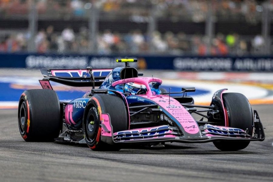 Franco Colapinto girando en el circuito urbano de Marina Bay.