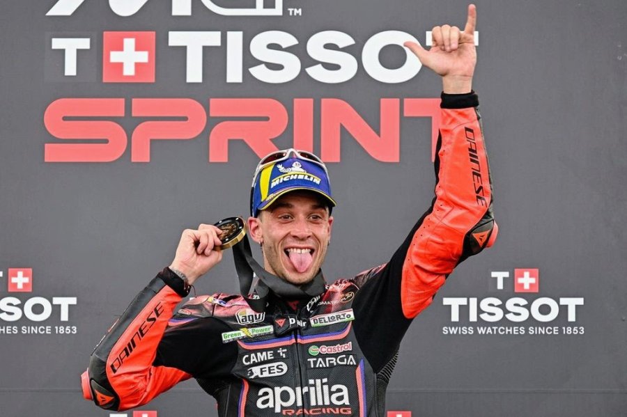 Marco Bezzecchi festeja su victoria en el podio de la Carrera Sprint.