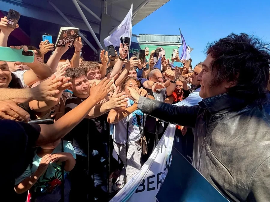El presidente Milei saluda a militantes de La Libertad Avanza fuera del Hotel Los Silos de la ciudad de Santa Fe.