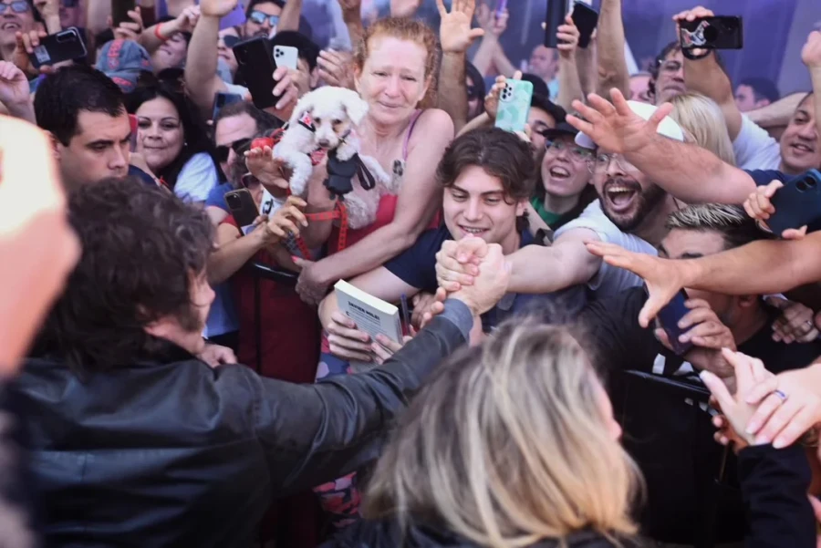 Milei redujo su presencia en la ciudad de Santa Fe a un saludo a los militantes libertarios frente al Hotel de Los Silos, en la zona del puerto.