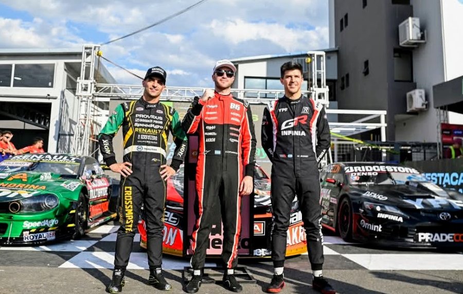 Facundo Chapur (2°), Agustín Canpino (1°) y Matías Rossi (3°) en San Nicolás.