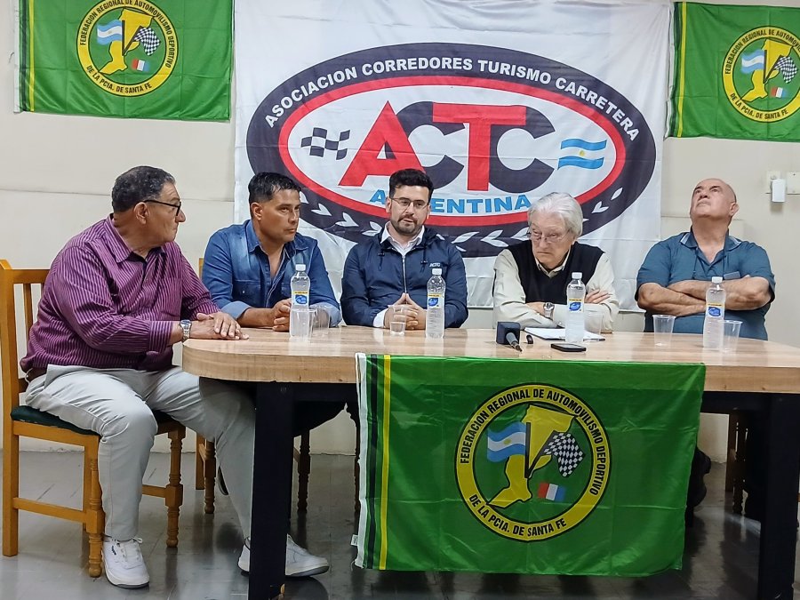 Miembros informantes en la reunión celebrada en Rosario.