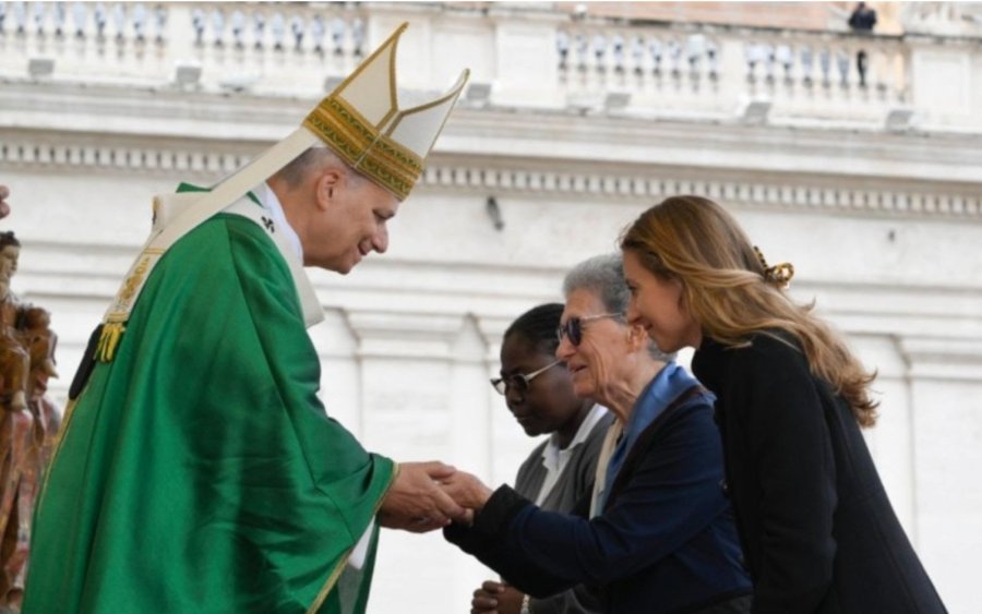 El Pontífice saluda a misioneras tras la misa del domingo.