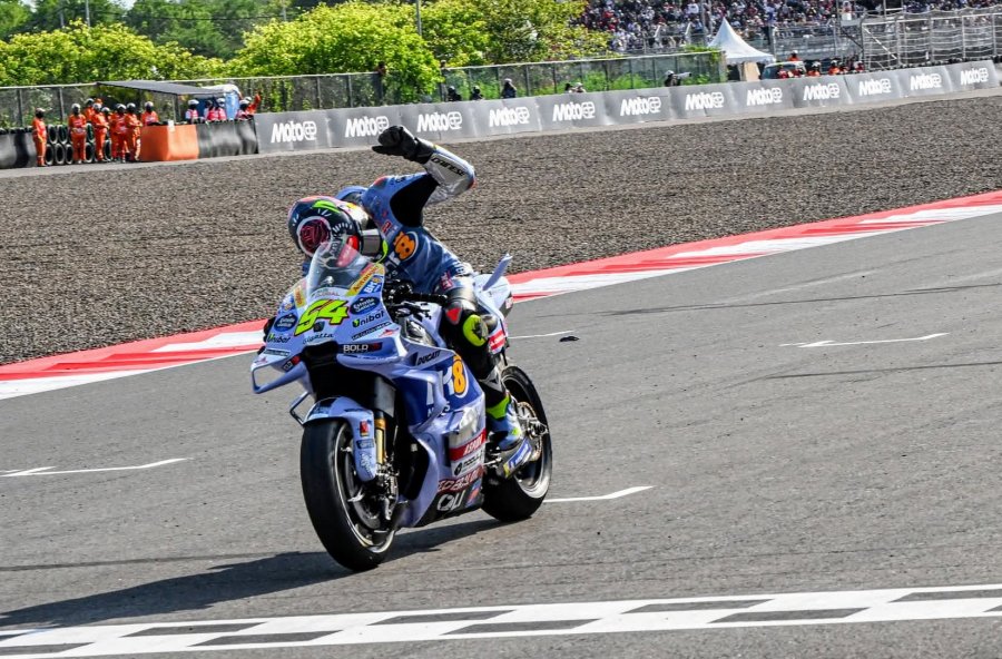 Fermín Aldeguer celebra su primer triunfo en la categoría "reina".
