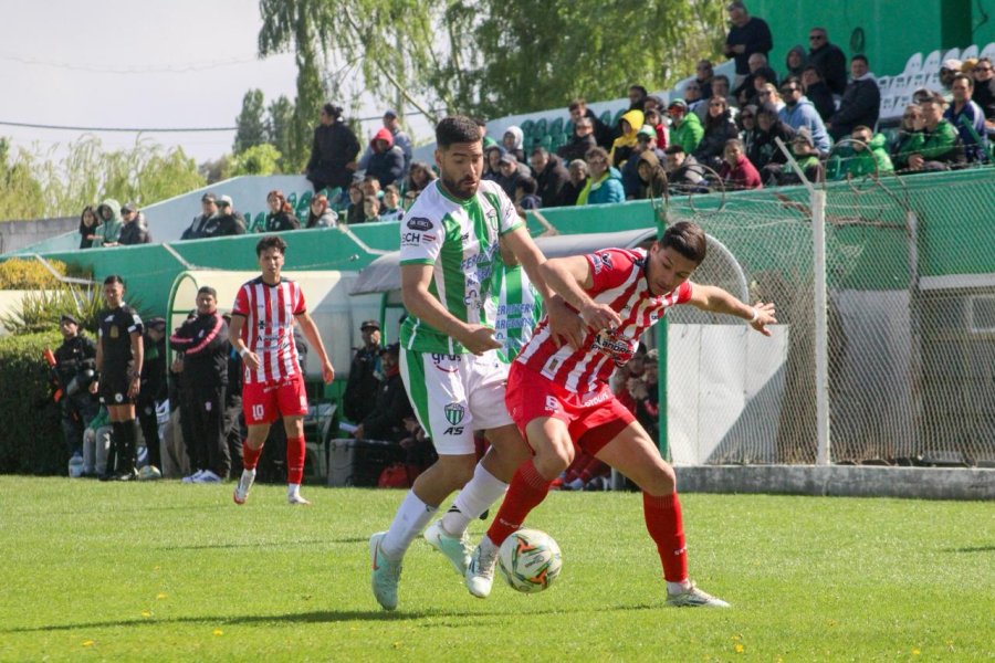 LUCHA. Androetto aguanta la carga de Rojas.
