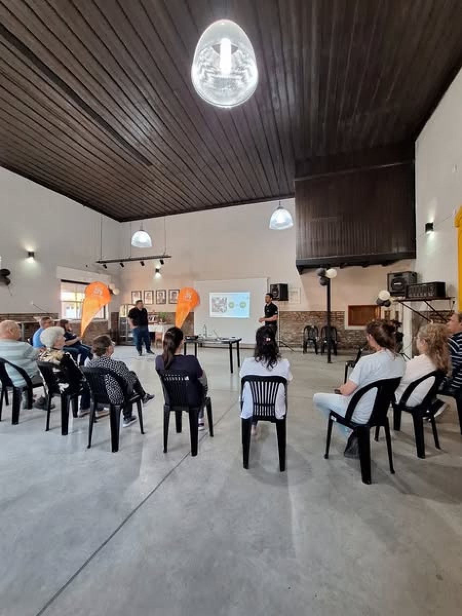 Vista general de la charla de concientización sobre residuos electrónicos.