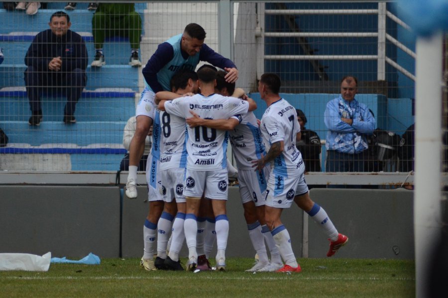 LA CREMA SUPERÓ A SPORTIVO BELGRANO 3-0 EN EL MOUNMENTAL