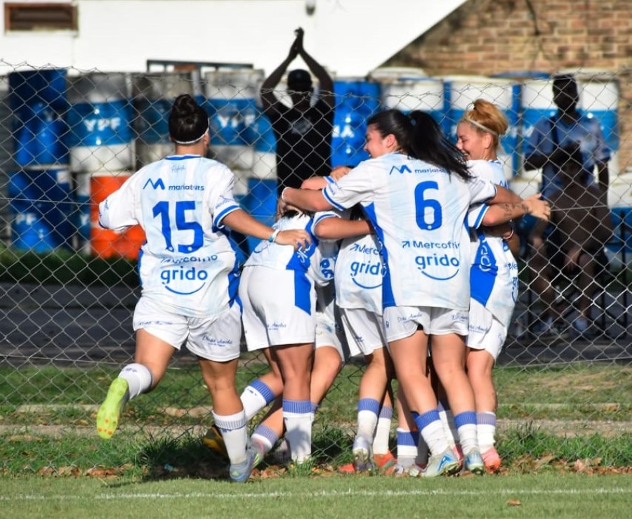 LAS CHICAS DE LA CREMA FESTEJAN EL GOL DE LA VICTORIA ANTE COMUNICACIONES