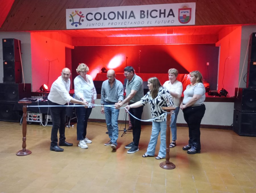 Miguel Alochis e integrantes de la comisión comunal en la inauguración simbólica del pavimento.
