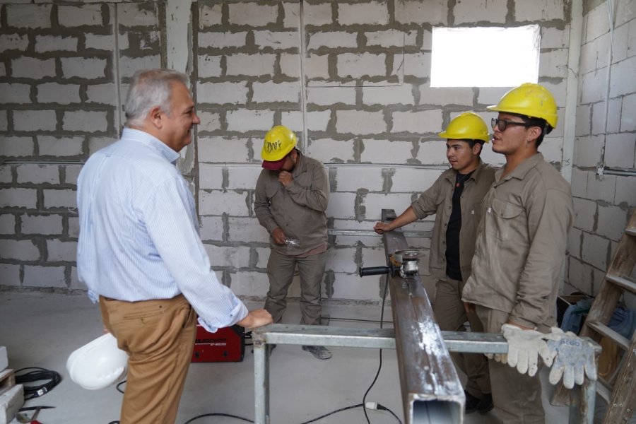 Pablo Far&iacute;as en diálogo con trabajadores de la obra en e Hospital de Sunchales. (FOTO PROV. UNIDAS)
