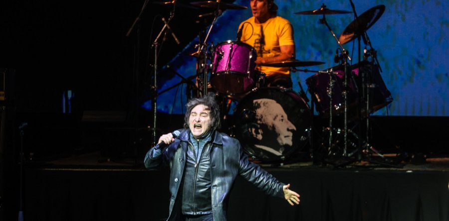 Javier Milei presentó su libro en una noche singular con un recital sin antecedentes.