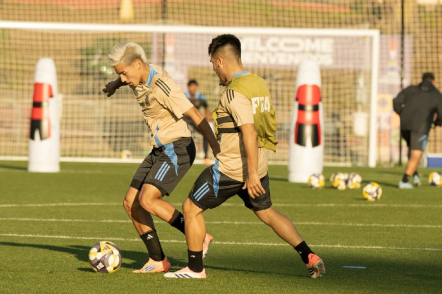 Ian Subiabre cuida la pelota durante la práctica. El pibe de River lleva dos goles.