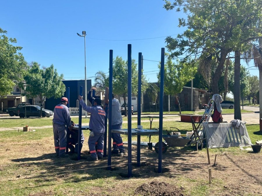 NUEVA ESTRUCTURA. La plaza Rodolfo Bienvenido Muriel, del barrio Independencia, incorporó un nuevo juego de gran tamaño.