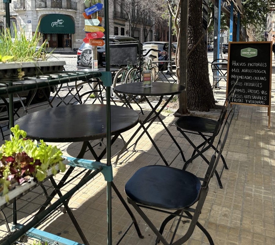 Via Via se encuentra en el corazón del barrio porteño de San Telmo.