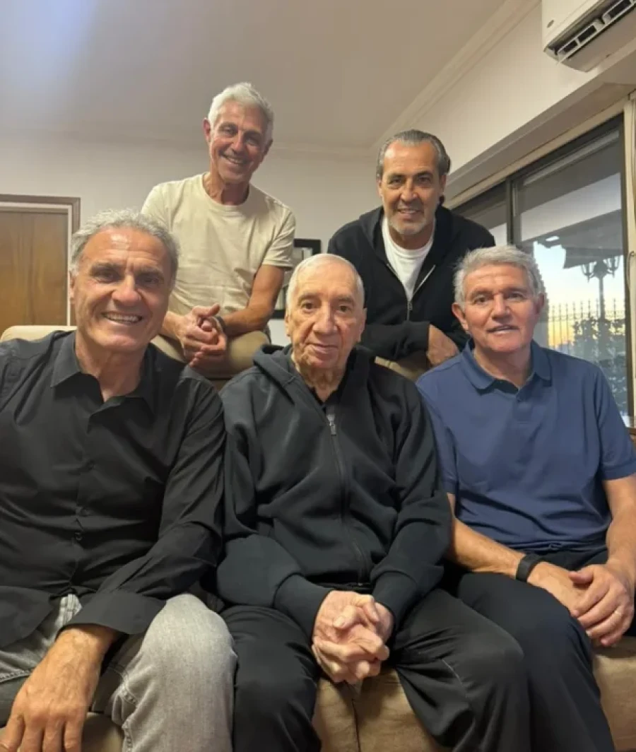 La foto de Carlos Salvador Bilardo rodeado por los campeones del Mundo.