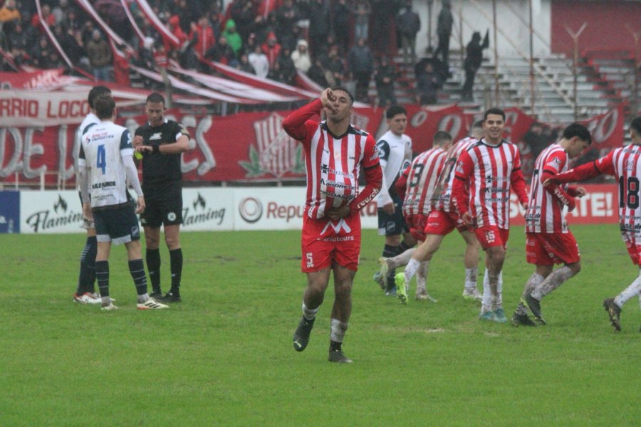 PIEZA IMPORTANTE. Maldonado festejando el gol que le convirtió a Juventud Antoniana en la zona Campeonato.