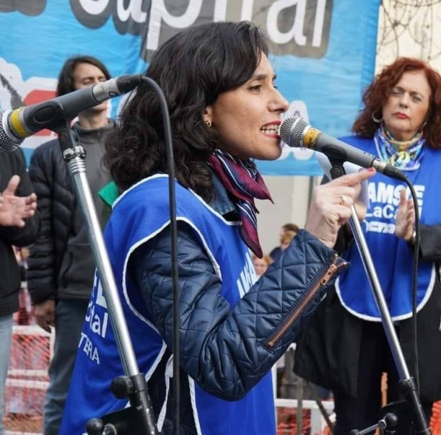 MARIA JOSE MARANO. La secretaria general de Amsafe La Capital estuvo presente este miércoles en la jornada de protesta de los docentes públicos santafesinos.