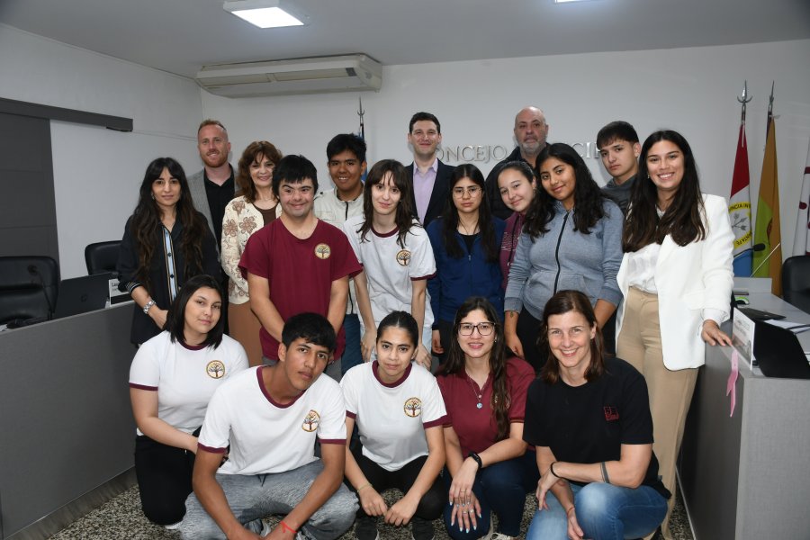 Los representantes de la Escuela con los ediles.