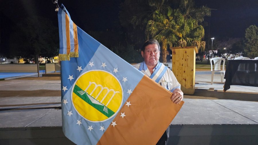 Evaristo Sequeira portando el pabellón humbertino.