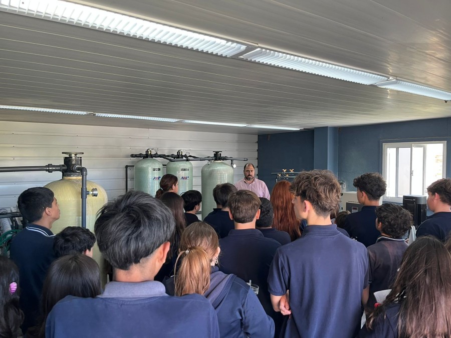 VISITA. José Barbero dialogando con los escolares.