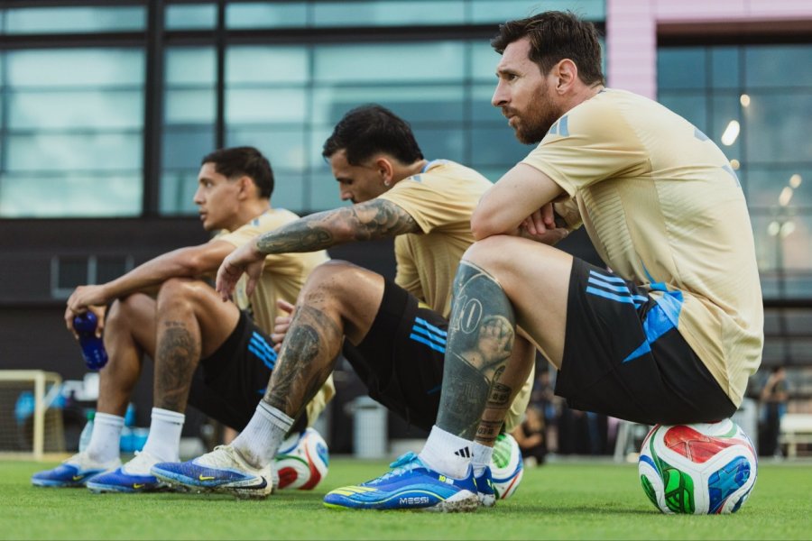 A LA ESPERA. Messi, Paredes y Molina, en un descanso del entrenamiento del miércoles en Miami.