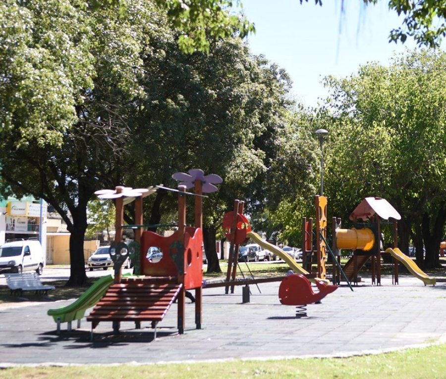 PLAZOLETA. Lleva el nombre del gran poeta Mario Vecchioli.