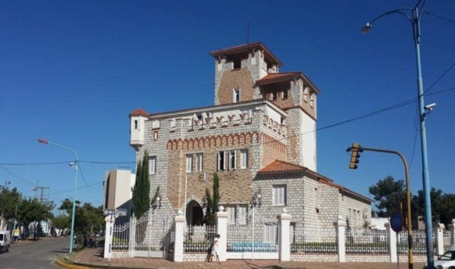 CASTILLO DE FOTI. Uno de los atractivos arquitectónicos más importantes de la ciudad.