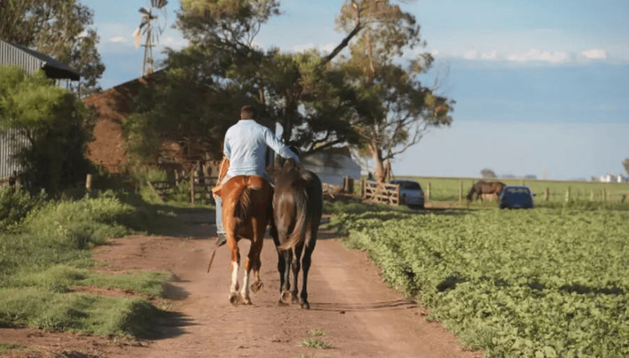 EN EL CAMPO. La tarea del trabajador rural se desarrolla, muchas veces, con temperaturas extremas de calor o frío.