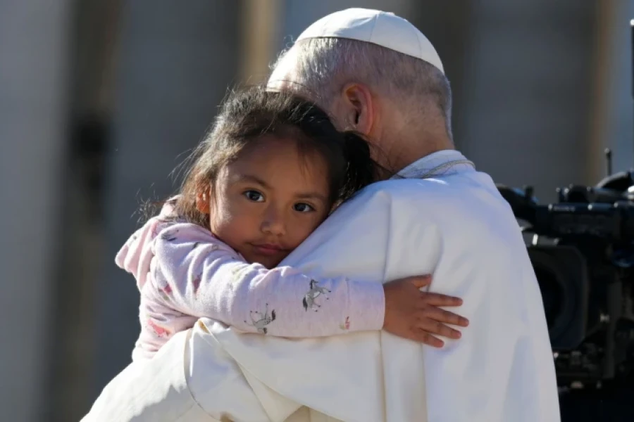 El Papa León XIV abraza a una niña durante una Audiencia General.