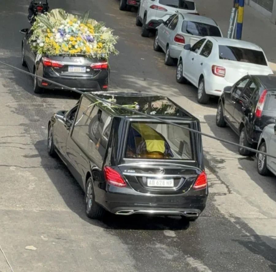SALIDA DEL CORTEJO. Russo descansa en paz.