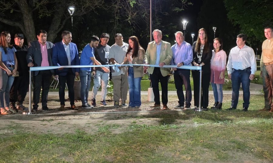 Corte de cintas inaugurando la obra.