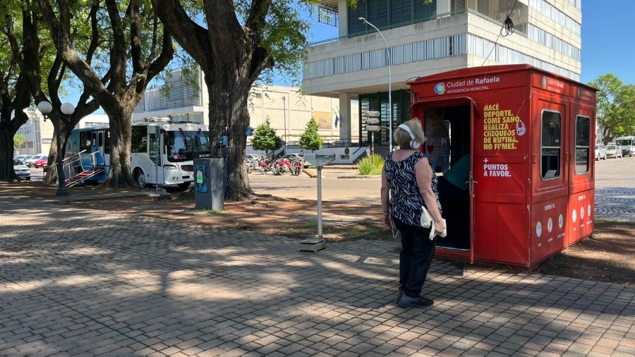 Profesionales de la salud realizan chequeos de rutina para prevenir enfermedades y promover hábitos saludables.