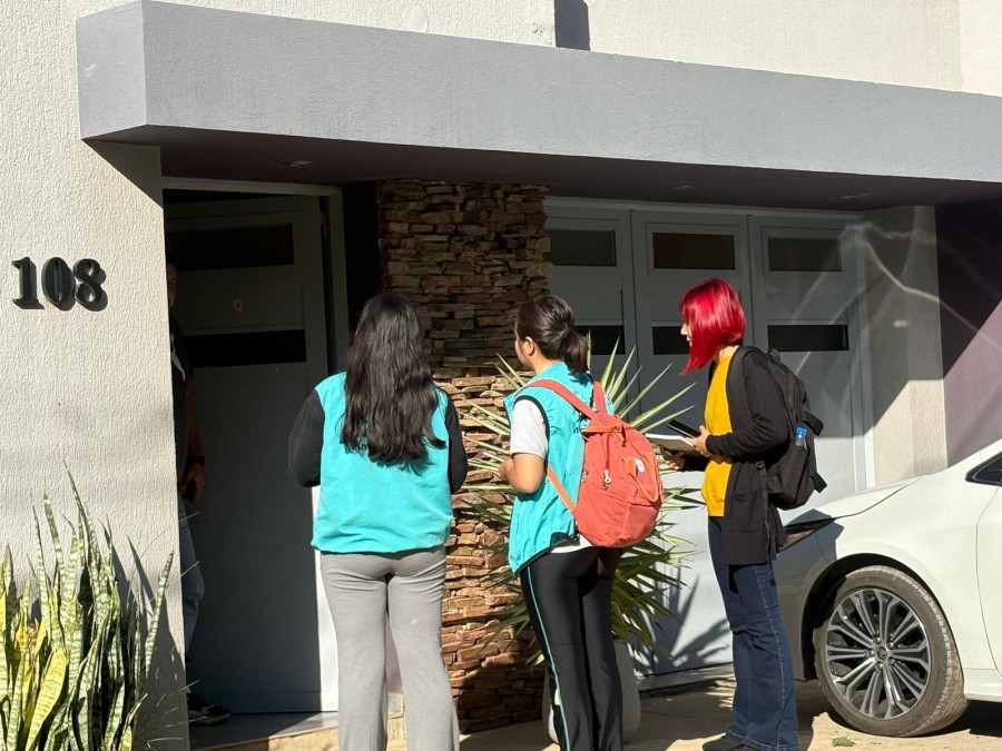 Proceso natural de transformación de residuos orgánicos en abono rico en nutrientes.