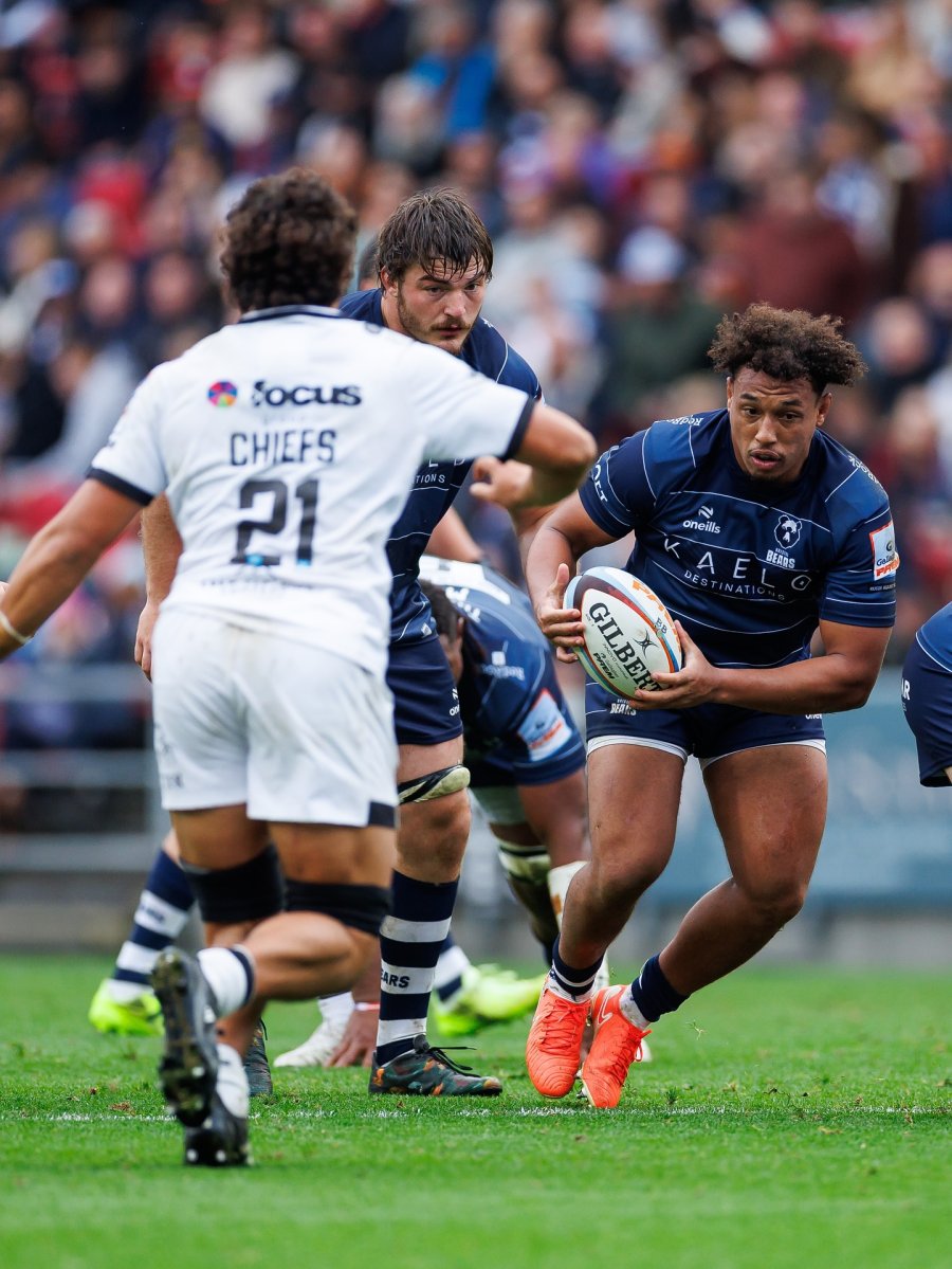 SEMITAPADO. El rafaelino apoyando un ataque de su equipo.