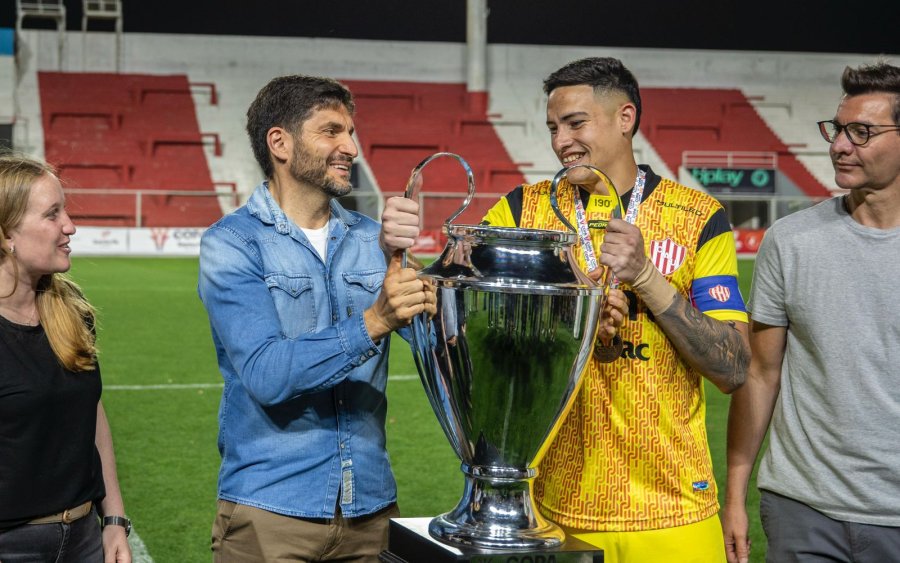 El gobernador, Maximiliano Pullaro al entregar la Copa Santa Fe.