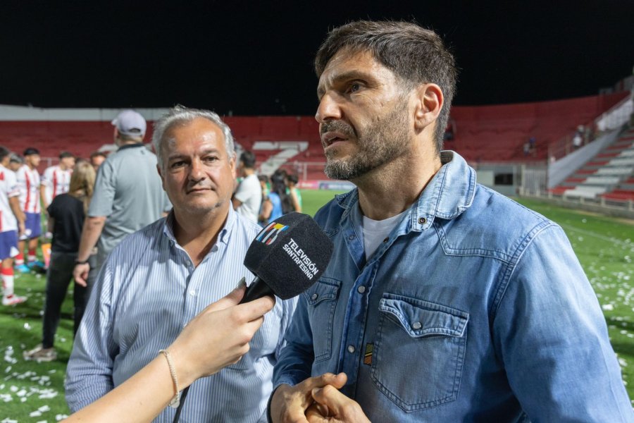 Pablo Far&iacute;as y Maximiliano Pullaro en el estadio de Uni&oacute;n de Santa Fe. (FOTO SCS)