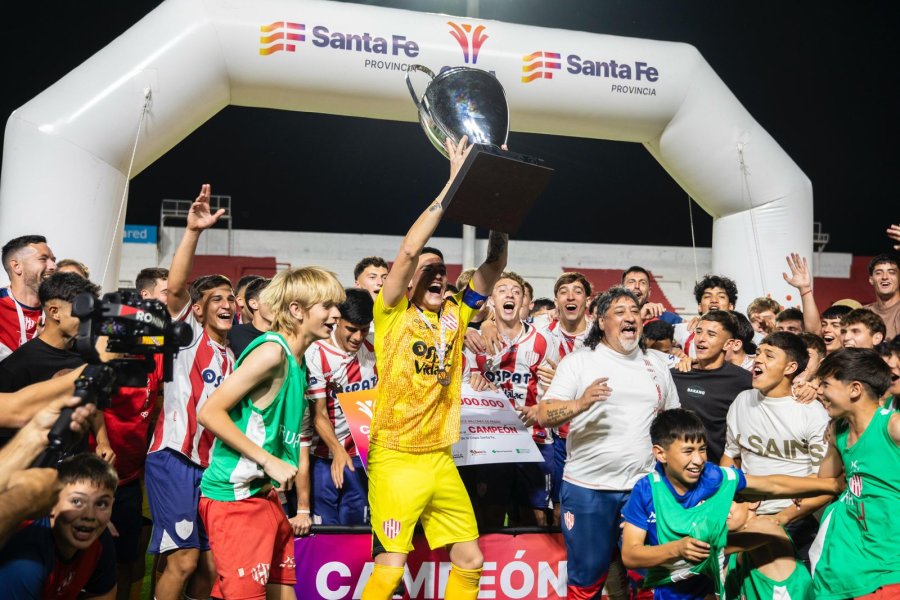 El equipo de Unión festeja con la Copa Santa Fe.