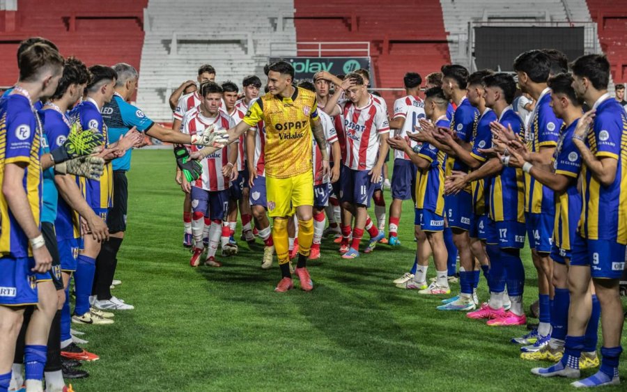 Los jugadores de Centenario de San Jos&eacute; de la Esquina le hacen el pasillo a sus pares de Uni&oacute;n para que avancen y reciban la Copa. (FOTO SCS)