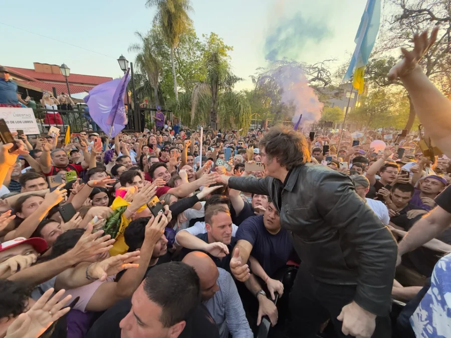 Todos quisieron saludar a Milei en Corrientes. (FOTO X @JMilei)